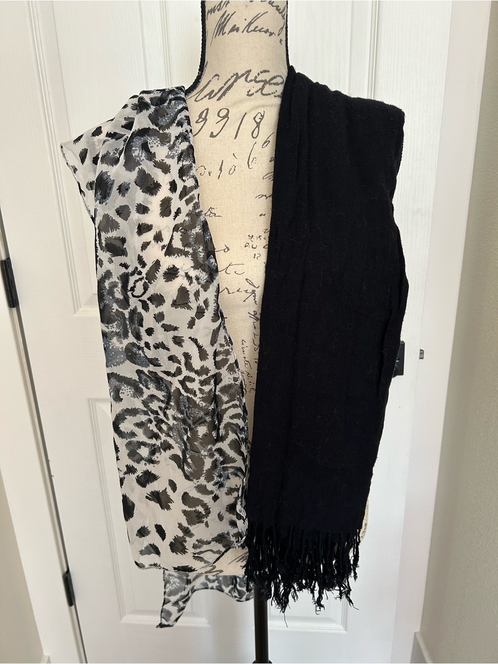 Black and White Leopard Pattern Two-Piece Scarf Set